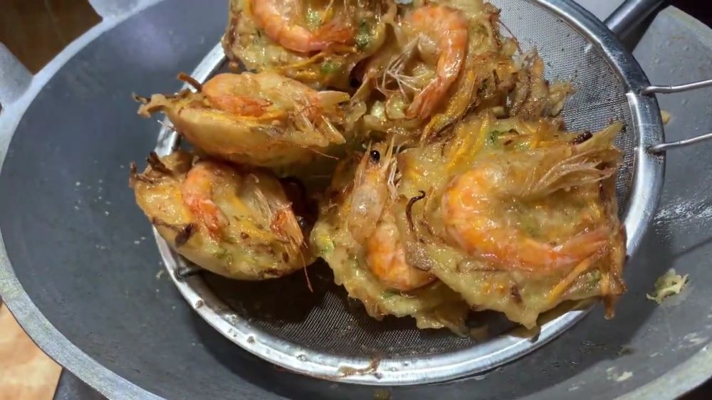 Cara bikin bakwan udang agar renyah, tak menyerap banyak minyak, dan tidak lepas saat digoreng