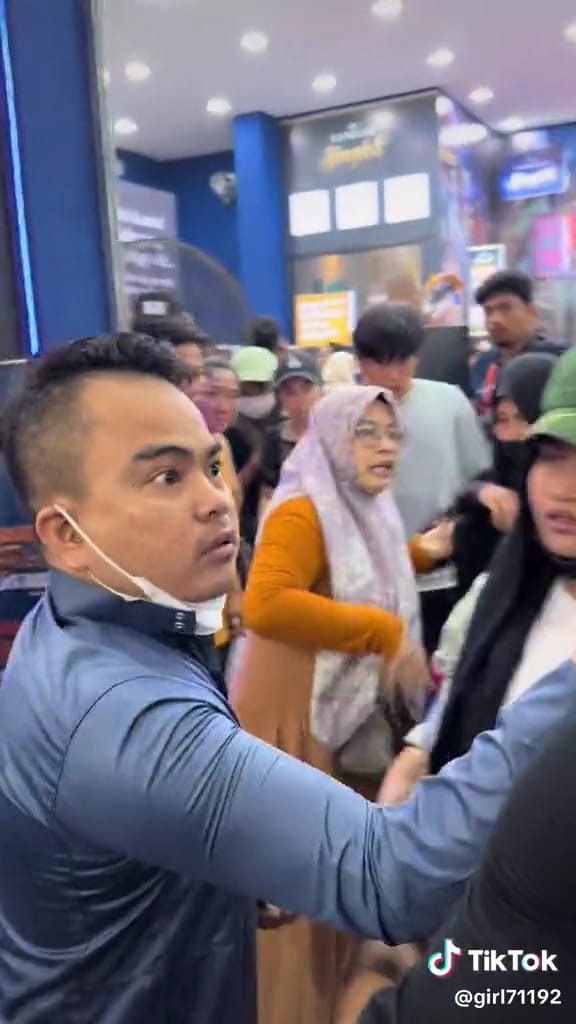 Pria bergamis biru tangkap copet di PRJ © TikTok