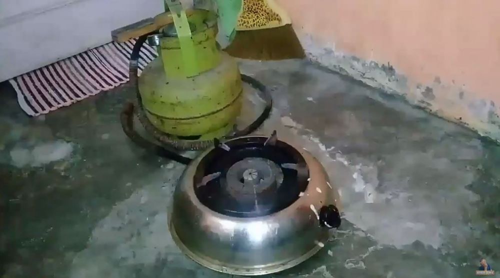 Tak perlu dibongkar, begini cara mengatasi api kompor mati karena tumpahan masakan
