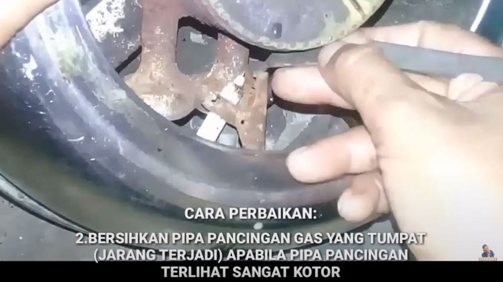 Tak perlu dibongkar, begini cara mengatasi api kompor mati karena tumpahan masakan