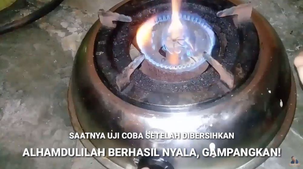 Tak perlu dibongkar, begini cara mengatasi api kompor mati karena tumpahan masakan