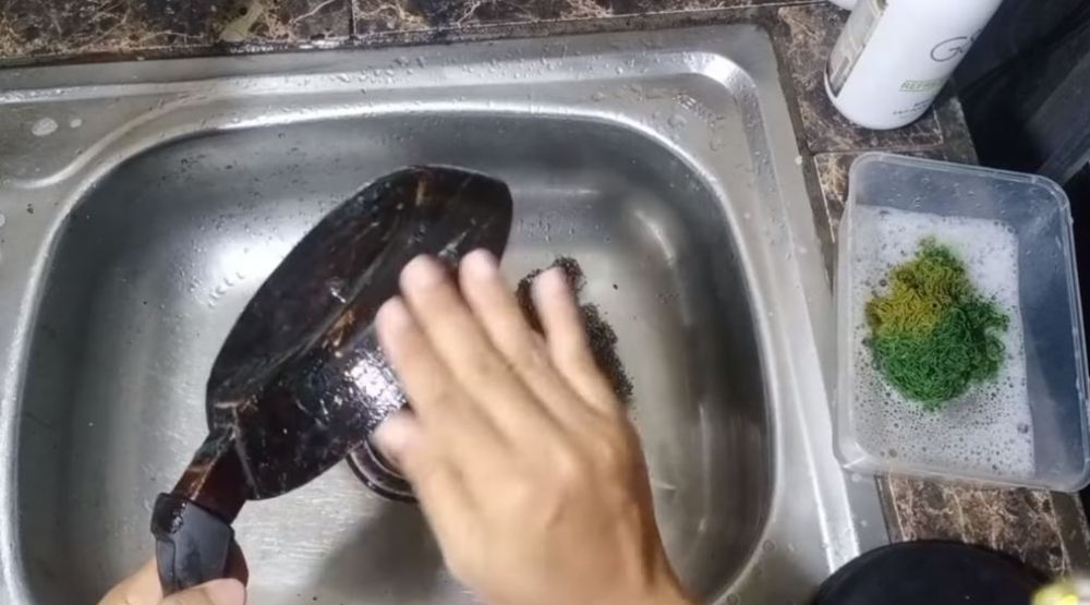 Ampuh tanpa baking soda dan cuka, ini cara bersihkan noda gosong di pantat teflon pakai 1 bahan dapur