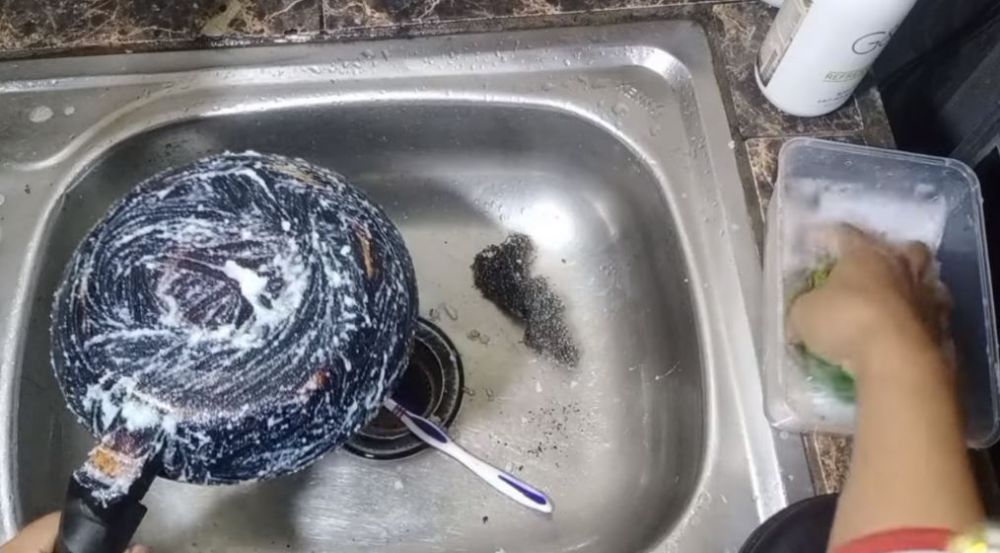 Ampuh tanpa baking soda dan cuka, ini cara bersihkan noda gosong di pantat teflon pakai 1 bahan dapur