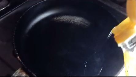 Trik goreng ikan agar irit minyak, tak meletup, dan nggak lengket di wajan, tanpa jahe atau tepung