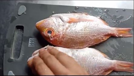 Trik goreng ikan agar irit minyak, tak meletup, dan nggak lengket di wajan, tanpa jahe atau tepung