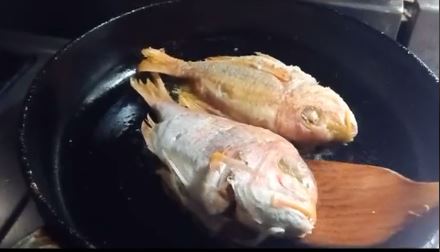 Trik goreng ikan agar irit minyak, tak meletup, dan nggak lengket di wajan, tanpa jahe atau tepung