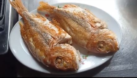 Trik goreng ikan agar irit minyak, tak meletup, dan nggak lengket di wajan, tanpa jahe atau tepung