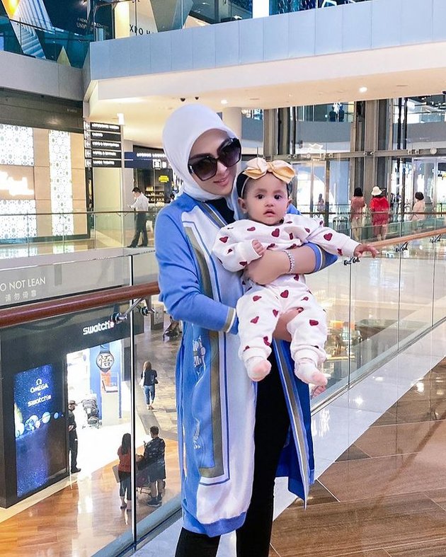 Syahrini bareng keponakan © Instagram/@princessyahrini