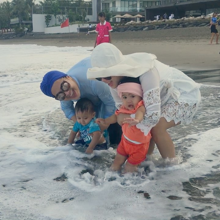 Syahrini bareng keponakan © Instagram/@princessyahrini Syahrini bareng keponakan © Instagram/@princessyahrini