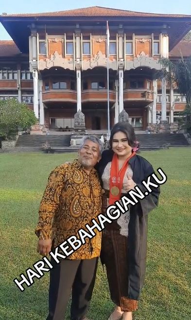 momen haru sopir truk dampingi putrinya lulus kuliah TikTok momen haru sopir truk dampingi putrinya lulus kuliah TikTok