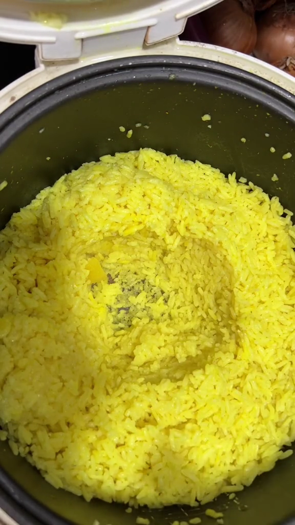 Bukan ditambah air, ini trik atasi nasi yang belum matang pakai 1 bahan