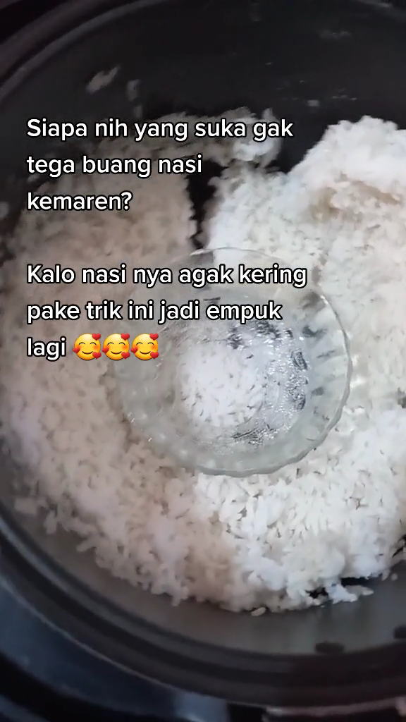 Bukan ditambah air, ini trik atasi nasi yang belum matang pakai 1 bahan