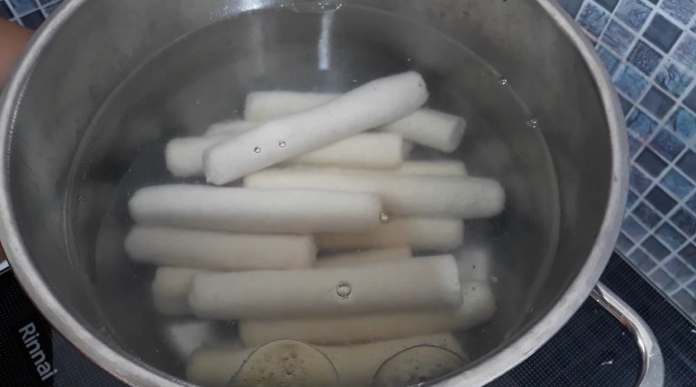 Tambah 1 bahan, begini cara merebus pempek supaya tak lengket dan antikempis saat dingin