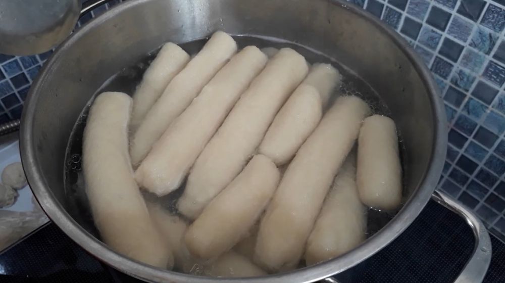 Tambah 1 bahan, begini cara merebus pempek supaya tak lengket dan antikempis saat dingin