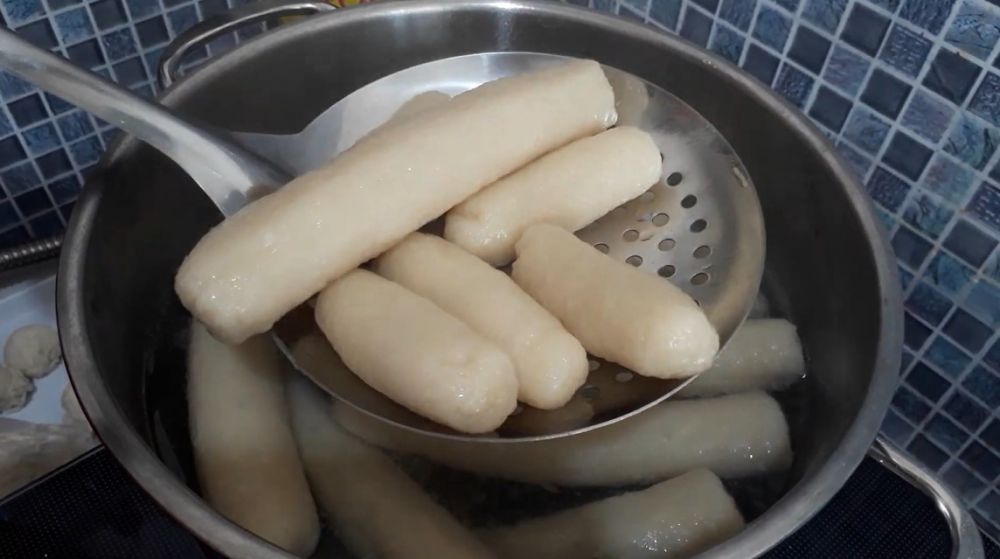 Tambah 1 bahan, begini cara merebus pempek supaya tak lengket dan antikempis saat dingin