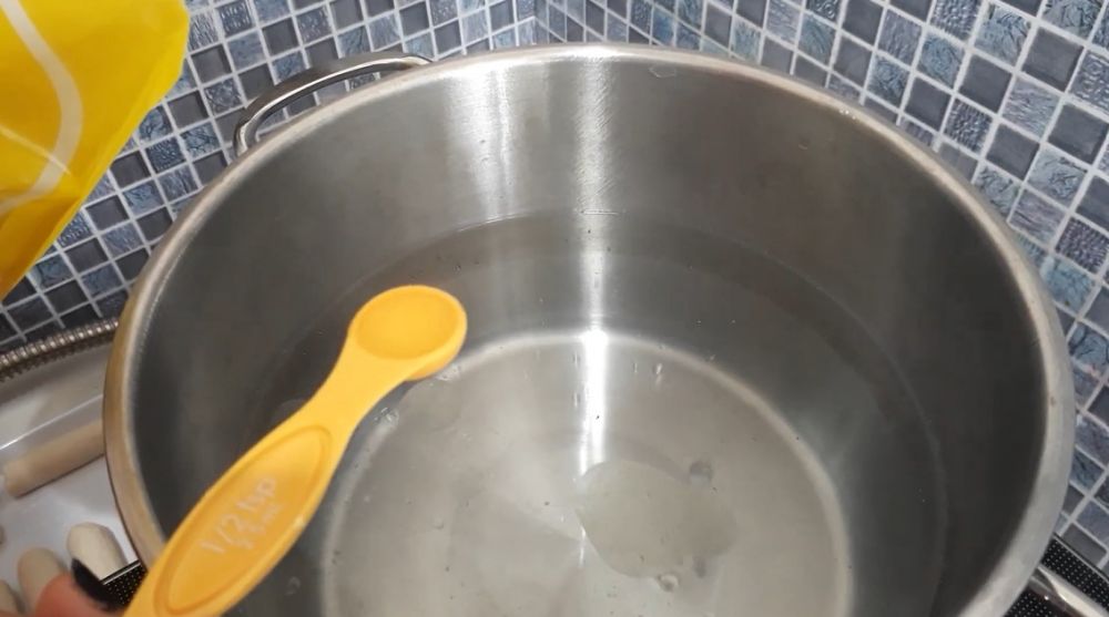 Tambah 1 bahan, begini cara merebus pempek supaya tak lengket dan antikempis saat dingin