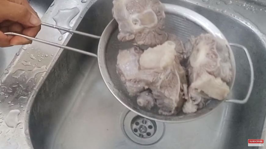 Tanpa perlu dipresto, ini cara praktis mengolah buntut sapi jadi sop agar hasilnya gurih dan empuk