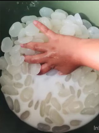 Bukan pakai air cucian beras, ini trik ampuh menghilangkan bau asam kolang kaling