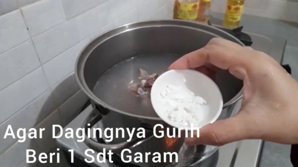 Tanpa presto, ini cara merebus sengkel sapi agar cepat empuk dan hemat gas cuma 19 menit pakai 1 bahan