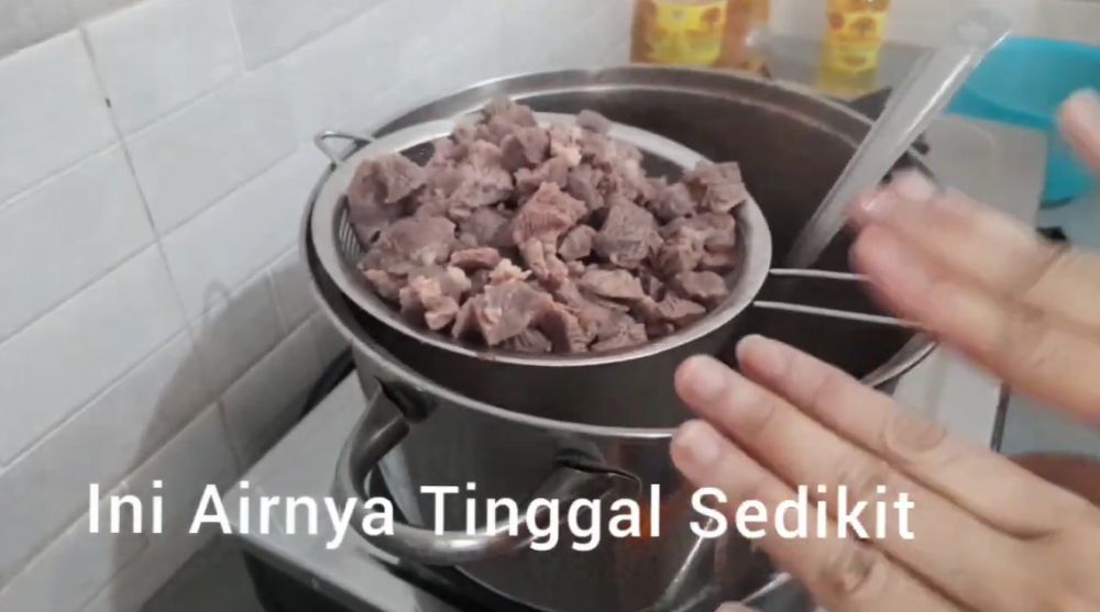 Tanpa presto, ini cara merebus sengkel sapi agar cepat empuk dan hemat gas cuma 19 menit pakai 1 bahan