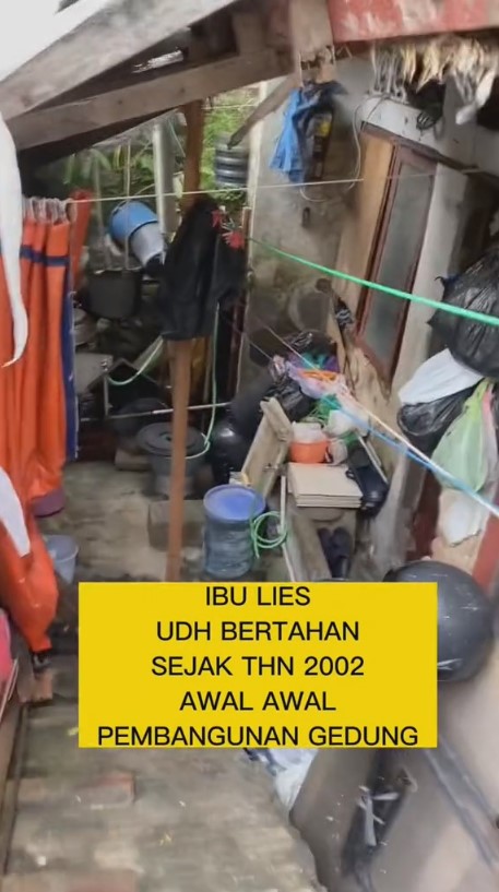 rumah tua 88 tahun di tengah apartemen mewah © TikTok/@sobatgabut13 rumah tua 88 tahun di tengah apartemen mewah © TikTok/@sobatgabut13