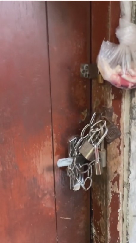 rumah tua 88 tahun di tengah apartemen mewah © TikTok/@sobatgabut13 rumah tua 88 tahun di tengah apartemen mewah © TikTok/@sobatgabut13