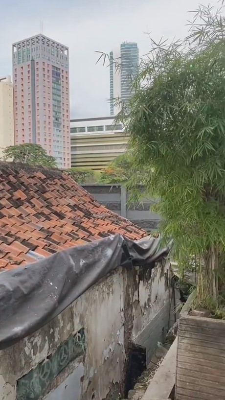 rumah tua 88 tahun di tengah apartemen mewah © TikTok/@sobatgabut13 rumah tua 88 tahun di tengah apartemen mewah © TikTok/@sobatgabut13
