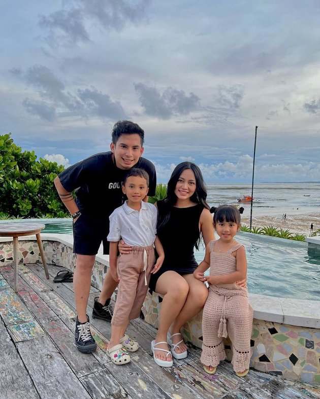 seleb liburan bareng meski udah cerai © instagram