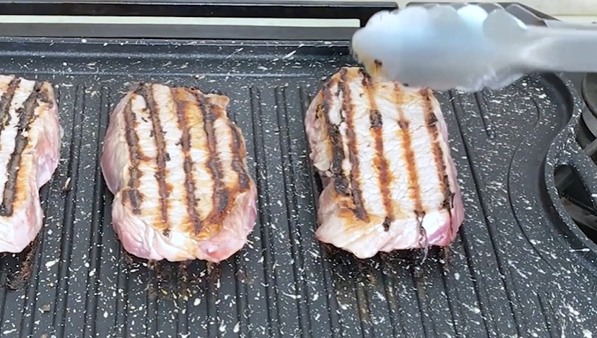 Bukan nanas, cara marinasi daging sapi pakai 1 buah ini bikin auto empuk dalam 15 menit