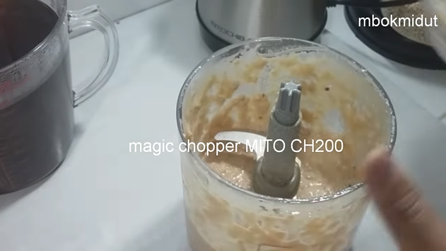 Bukan pakai daun jambu biji atau daun jati, ini cara bikin gudeg ceker yang empuk dan cokelat pekat