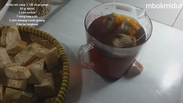 Bukan pakai daun jambu biji atau daun jati, ini cara bikin gudeg ceker yang empuk dan cokelat pekat