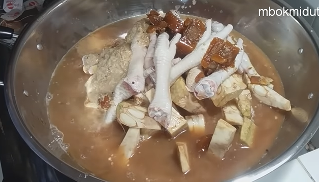 Bukan pakai daun jambu biji atau daun jati, ini cara bikin gudeg ceker yang empuk dan cokelat pekat