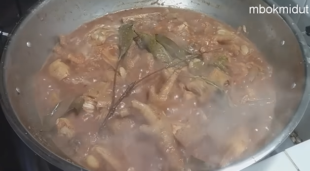 Bukan pakai daun jambu biji atau daun jati, ini cara bikin gudeg ceker yang empuk dan cokelat pekat