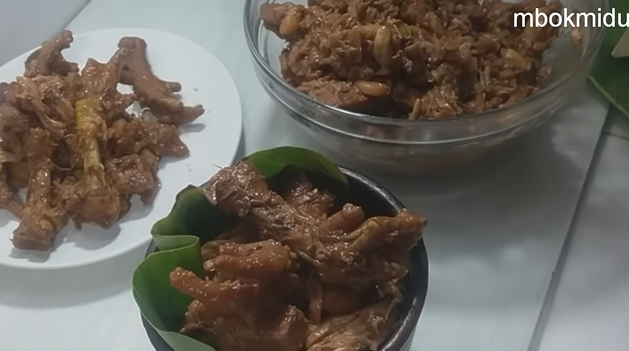 Bukan pakai daun jambu biji atau daun jati, ini cara bikin gudeg ceker yang empuk dan cokelat pekat