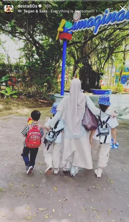 potret kompak desta dan caca liburan bareng anak usai cerai © berbagai sumber potret kompak desta dan caca liburan bareng anak usai cerai © berbagai sumber