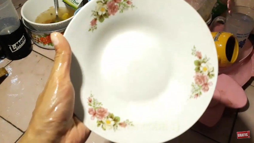 Cara mencuci alat makan dari sisa lemak daging dan bau amis, cepat selesai tanpa direndam air panas