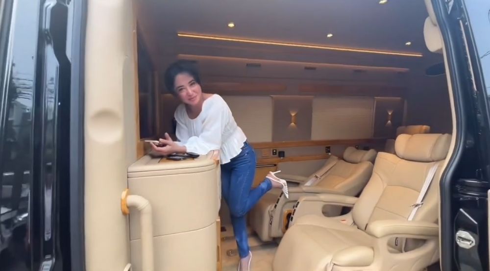 interior mobil Dewi Perssik © Instagram
