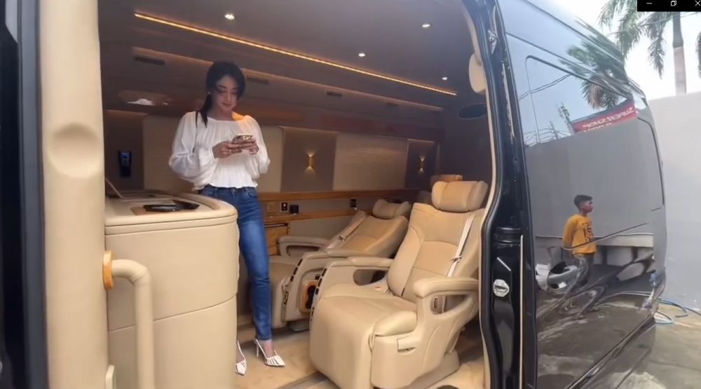 interior mobil Dewi Perssik © Instagram