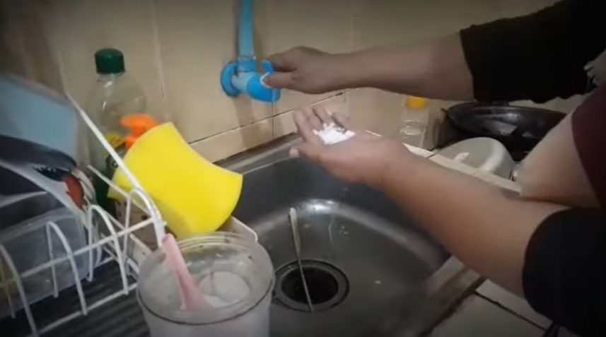 Tanpa pakai sabun, ini trik hilangkan bau prengus daging kambing di tangan cuma pakai 1 bahan dapur