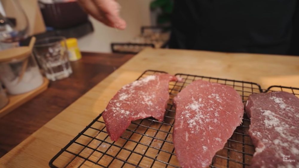 Trik bikin steak daging sapi agar teksturnya empuk dan lembut, cukup pakai 3 bahan sederhana