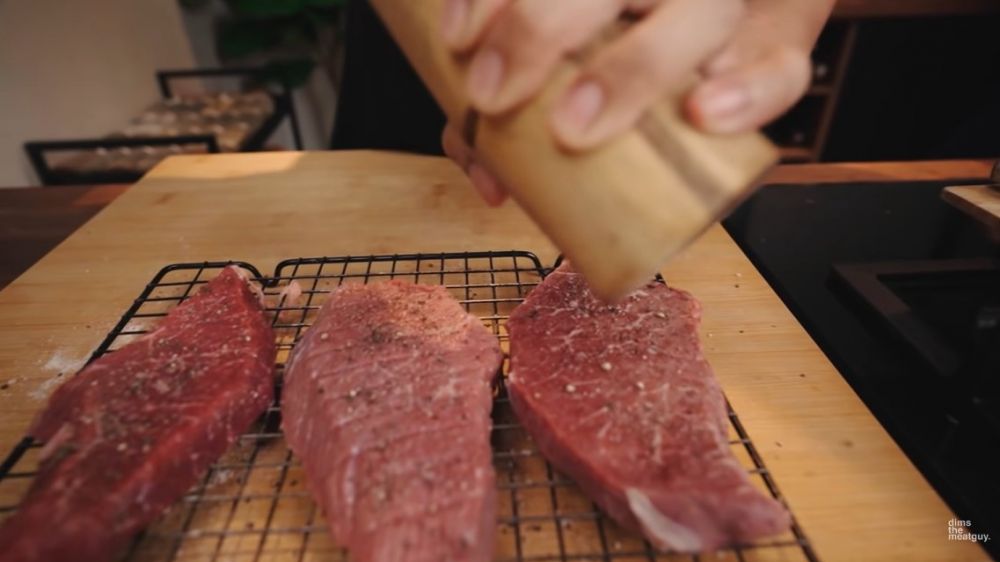 Trik bikin steak daging sapi agar teksturnya empuk dan lembut, cukup pakai 3 bahan sederhana