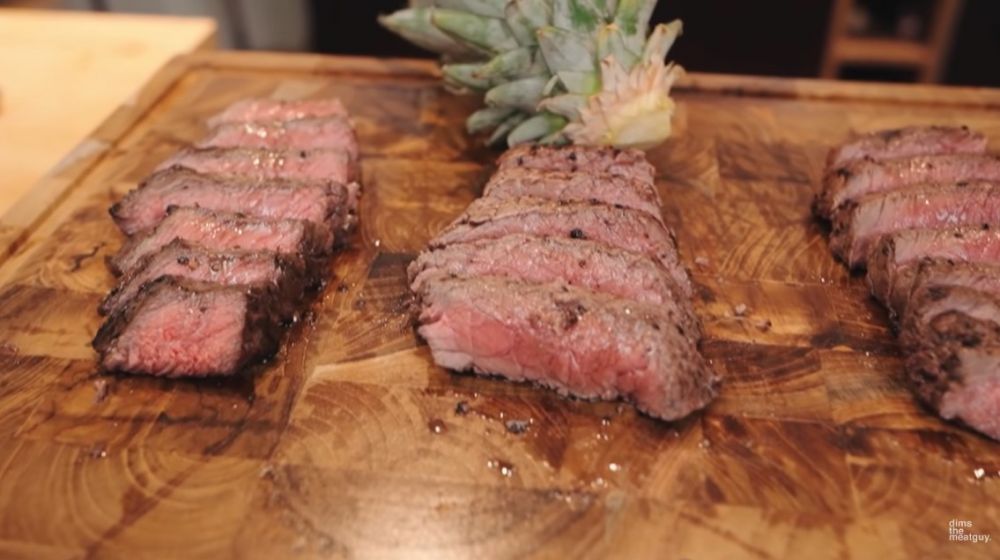 Trik bikin steak daging sapi agar teksturnya empuk dan lembut, cukup pakai 3 bahan sederhana