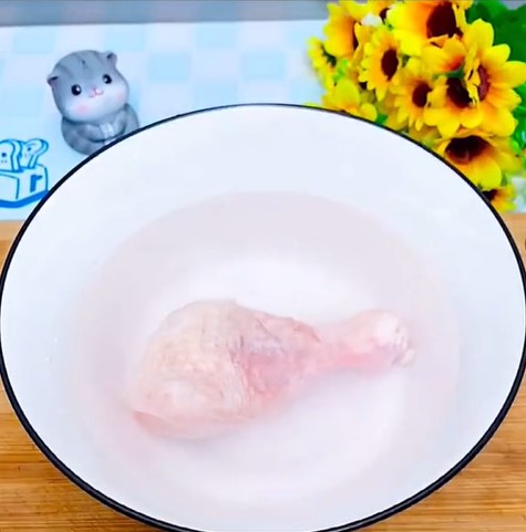 Cukup 3 menit, begini cara cepat mencairkan daging ayam beku tanpa microwave atau alat khusus