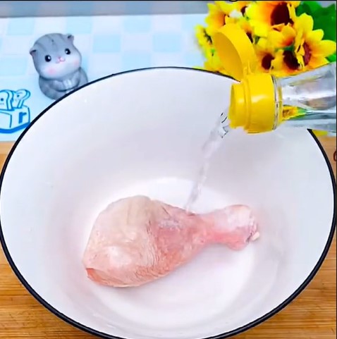 Cukup 3 menit, begini cara cepat mencairkan daging ayam beku tanpa microwave atau alat khusus