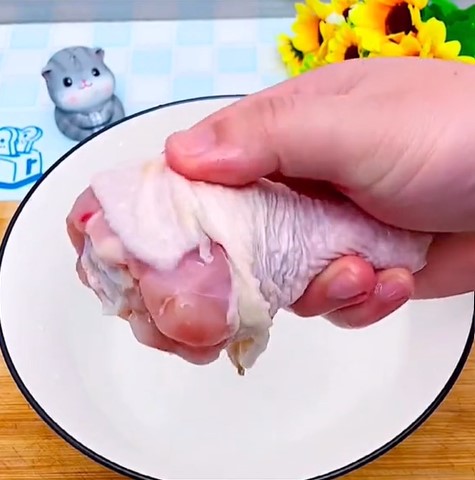 Cukup 3 menit, begini cara cepat mencairkan daging ayam beku tanpa microwave atau alat khusus