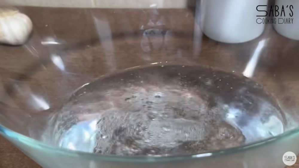 Bukan pakai air panas, begini trik mencairkan daging sapi beku dalam 10 menit dengan 1 bahan dapur