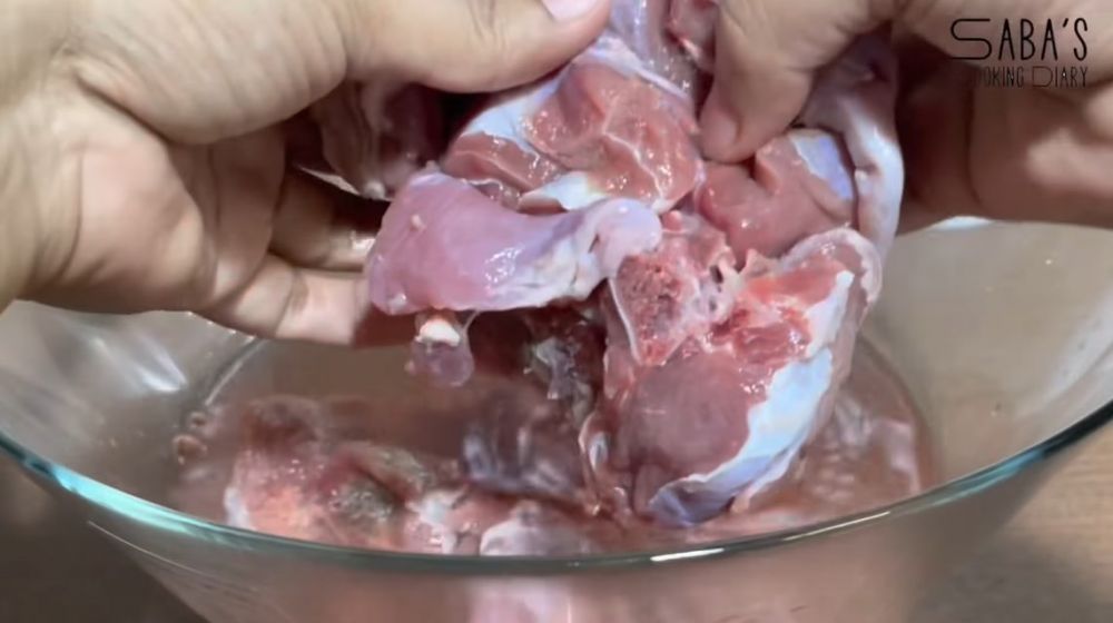 Bukan pakai air panas, begini trik mencairkan daging sapi beku dalam 10 menit dengan 1 bahan dapur