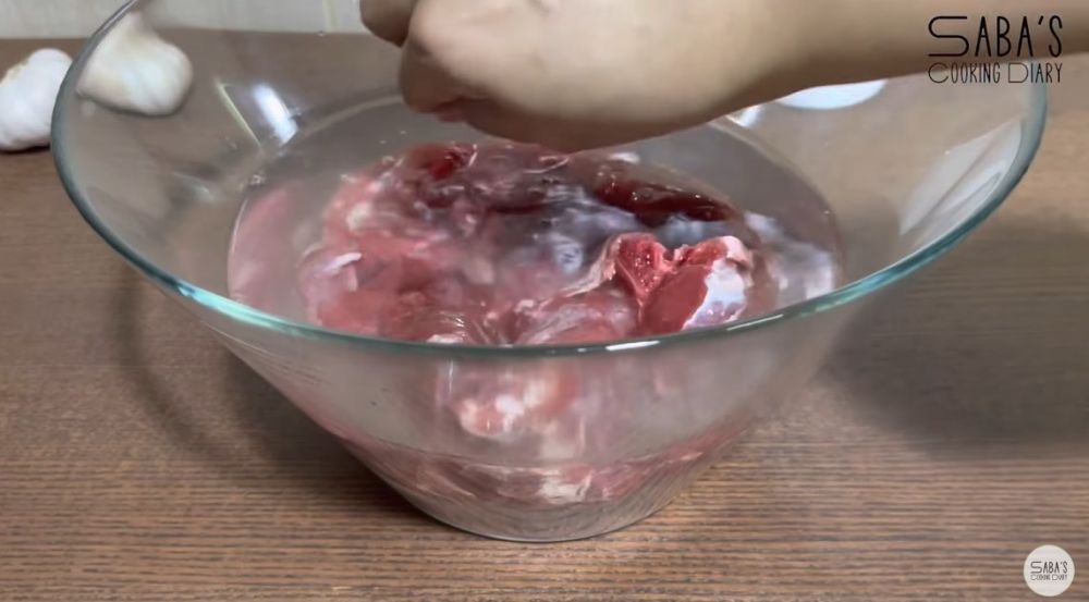 Bukan pakai air panas, begini trik mencairkan daging sapi beku dalam 10 menit dengan 1 bahan dapur
