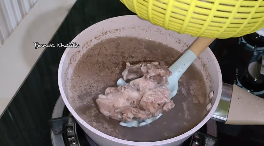 Tanpa presto, ini trik cepat merebus iga sapi agar empuk dan matang sempurna dalam 17 menit