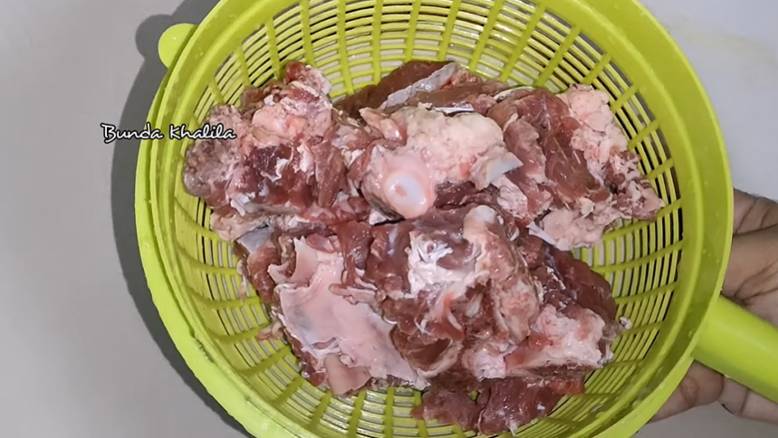 Tanpa presto, ini trik cepat merebus iga sapi agar empuk dan matang sempurna dalam 17 menit